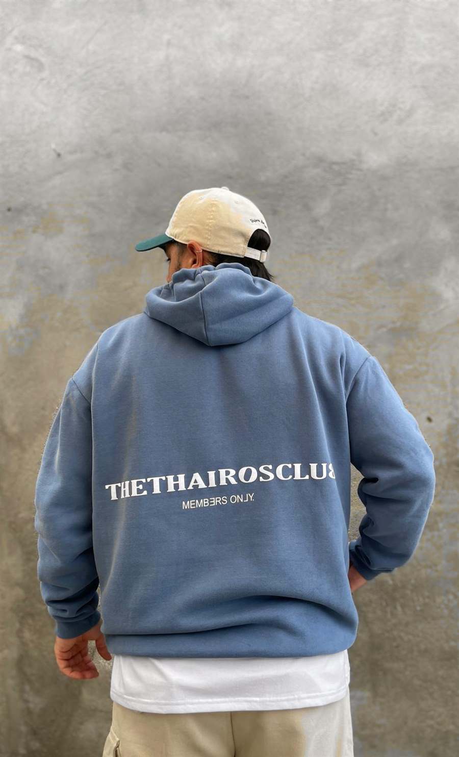 Espalda del hoodie celeste con la leyenda The Thairos Club, Members Only.