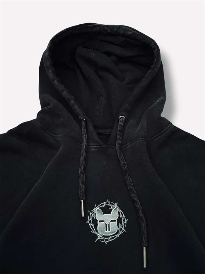 Detalle de la capucha y los cordones del Hoodie Corona Plata.