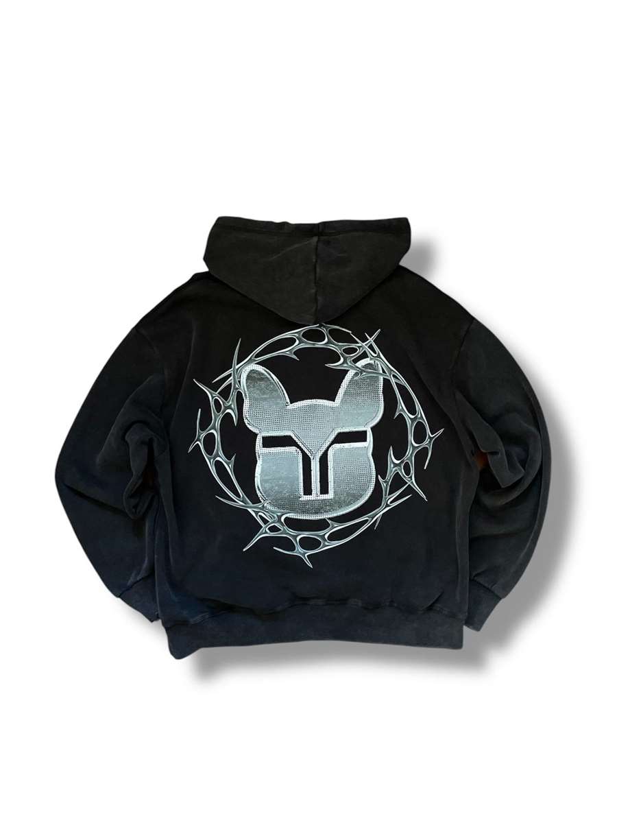 Espalda del Hoodie Corona Plata, con el logo plateado dentro de una corona de espinas.