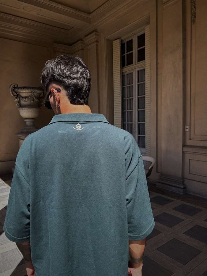 Espalda del polo, con el escudo a la altura del cuello.