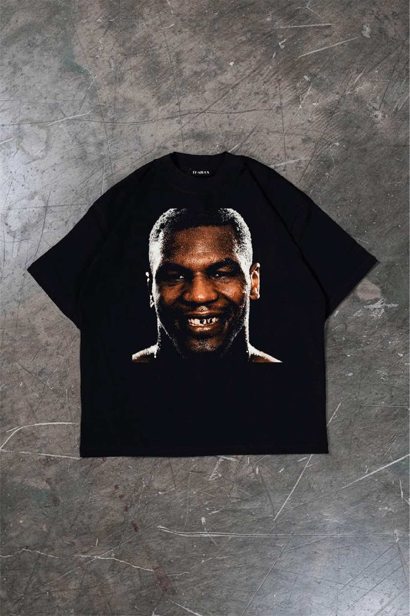 Remera negra oversize con la estampa Iron Mike.