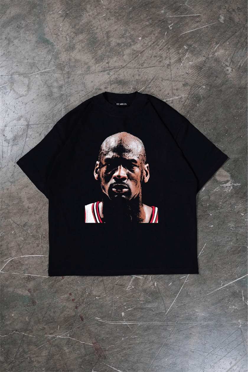 Remera negra oversize con la estampa Jordan 23.