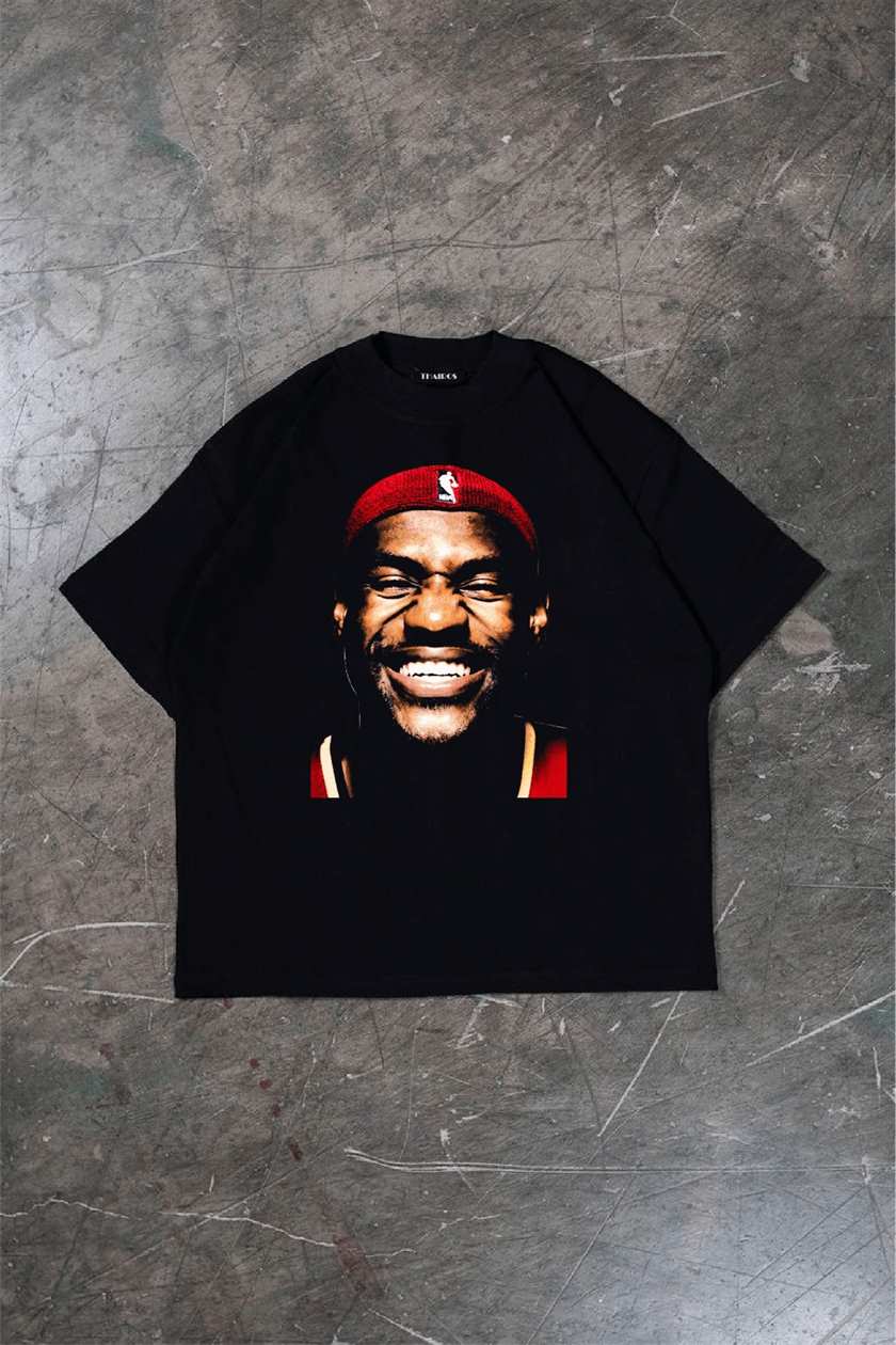 Remera negra oversize con la estampa Risa.