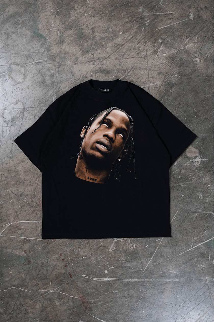 Remera negra oversize con la estampa de Travis.