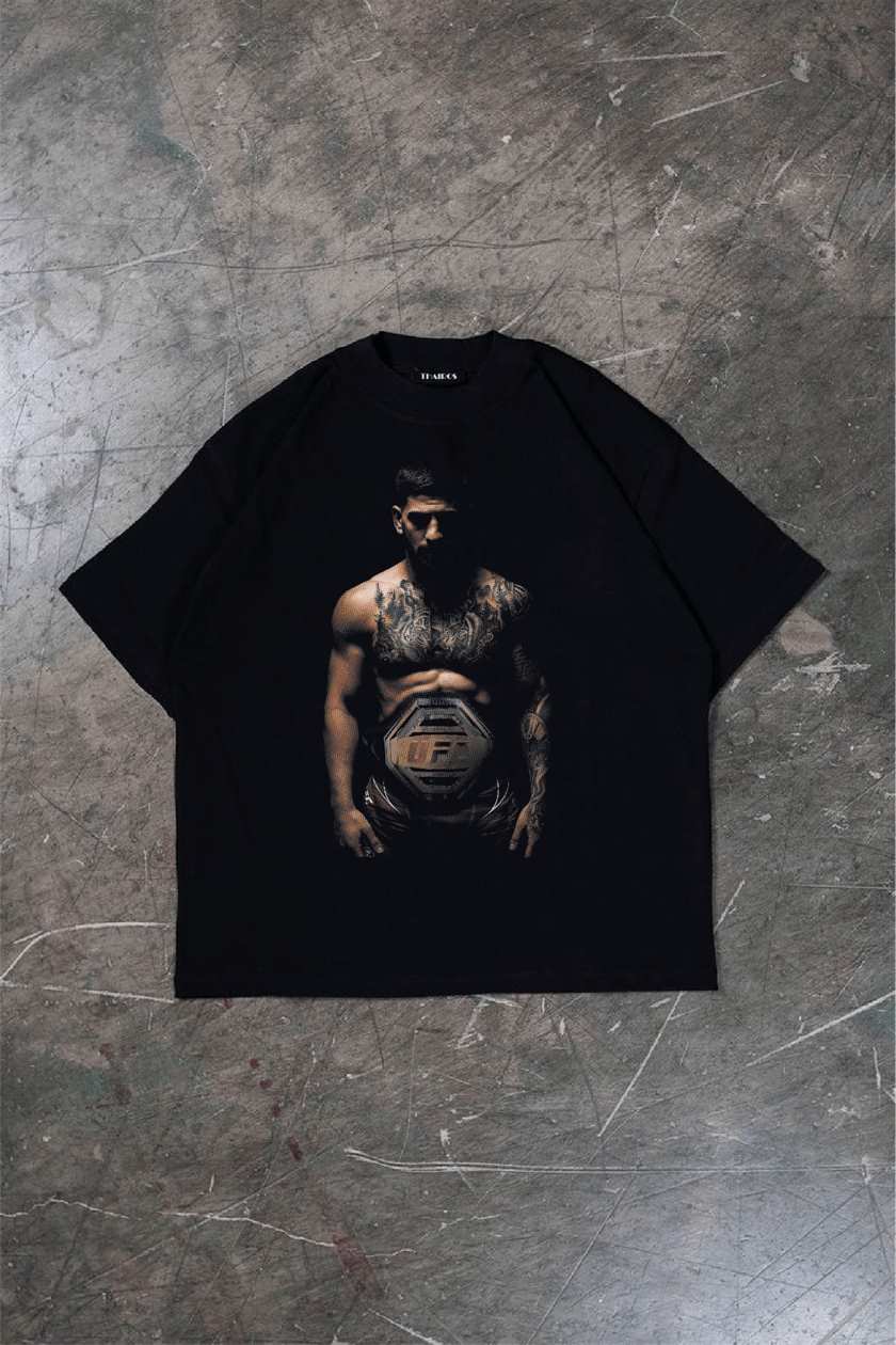 Remera negra oversize con la estampa Campeón UFC.